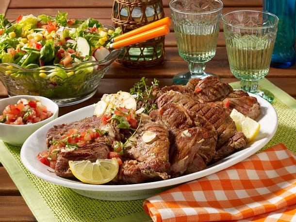 Eingelegte Nackensteaks vom Grill mit Tomaten-Salsa und gemischtem Salat Rezept Eingelegte Nackensteaks vom Grill mit Tomaten-Salsa und gemischtem Salat Rezept