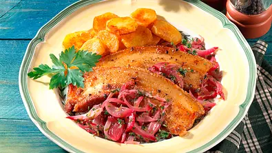Eingelegte Schweinebauchscheiben in Senfzwiebeln Rezept - Foto: LECKER @ Bauer Media Group