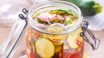 Eingelegte Zucchini Rezept - Foto: LECKER @ Bauer Media Group Eingelegte Zucchini Rezept - Foto: LECKER @ Bauer Media Group