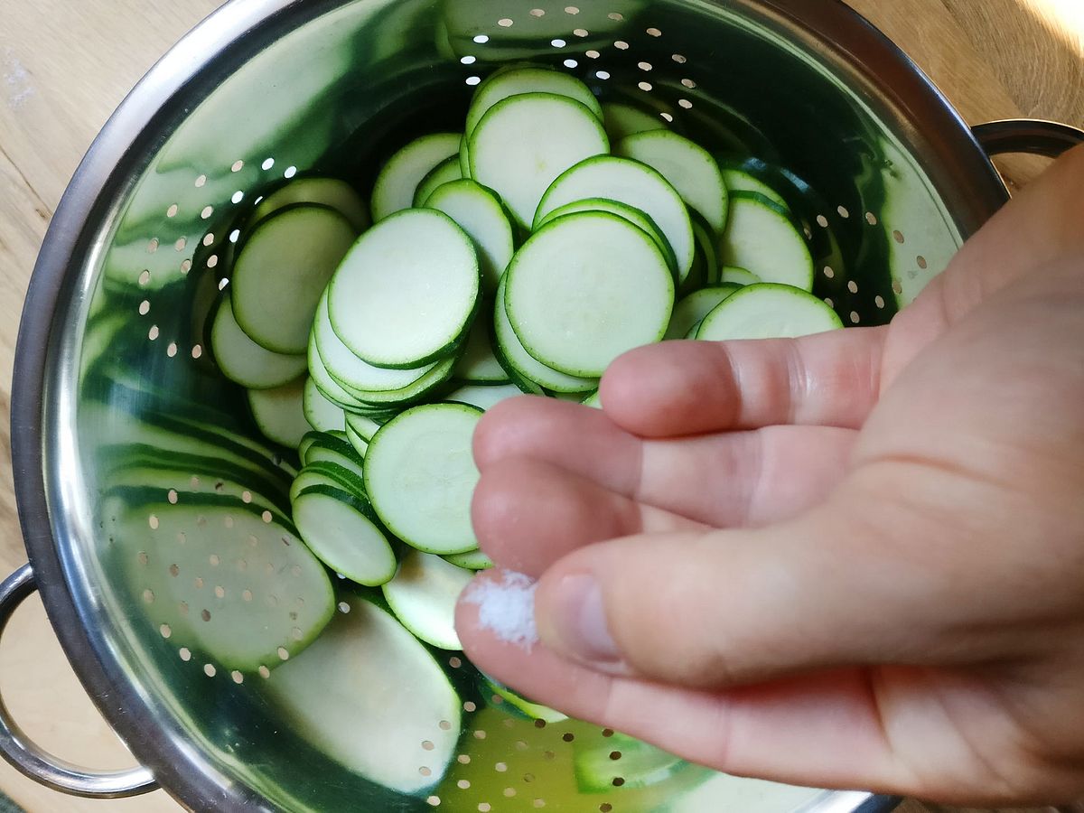 Eingelegte Zucchini: Zucchini salzen