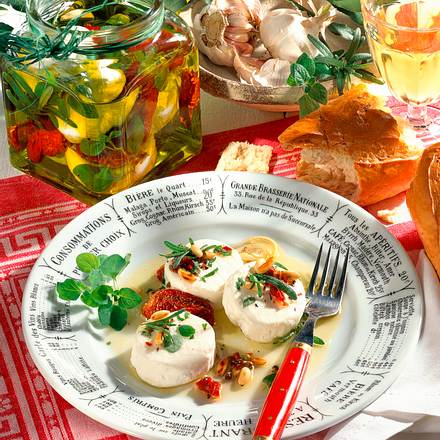 Eingelegter Käse in Kräuteröl Rezept Eingelegter Käse in Kräuteröl Rezept