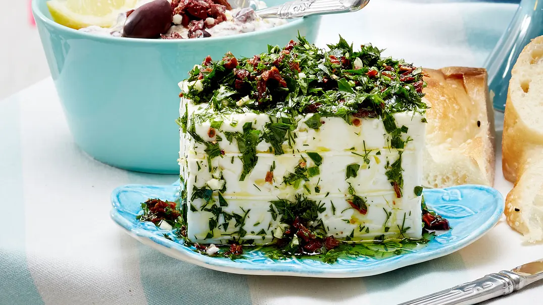 Eingelegter Kräuterfeta - Foto: LECKER @ Bauer Media Group Eingelegter Kräuterfeta - Foto: LECKER @ Bauer Media Group