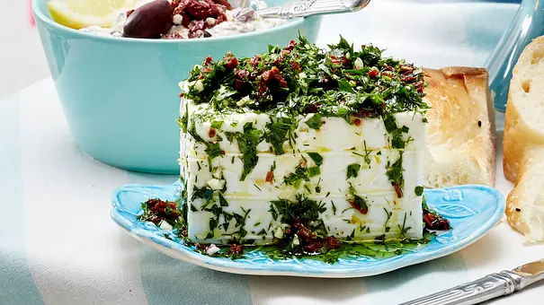 Eingelegter Kräuterfeta - Foto: LECKER @ Bauer Media Group Eingelegter Kräuterfeta - Foto: LECKER @ Bauer Media Group