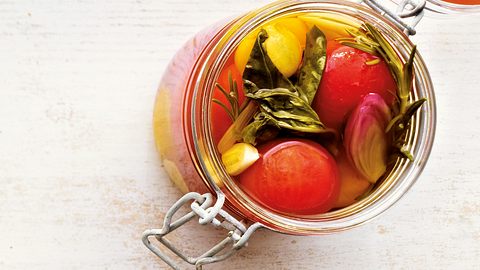 Eingemachte Sommertomaten Rezept - Foto: House of Food / Bauer Food Experts KG