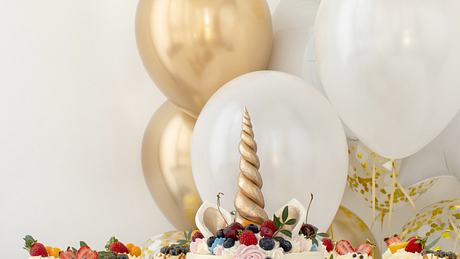 Einhorntorte für den Kindergeburtstag - Foto: istock/Demkat