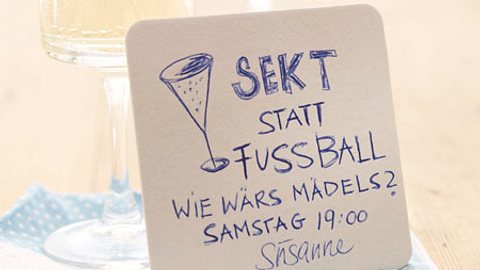 Zum Selbermachen: die Bierdeckeleinladung - einladung_zum_sekt - Foto: deco&style