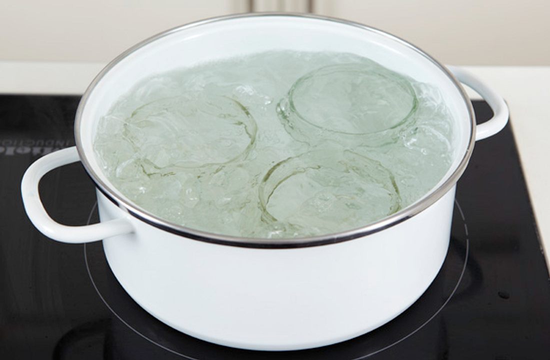 Vor dem Einkochen müssen die Gläser in kochendem Wasser sterilisiert werden.