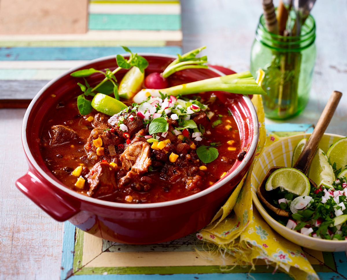 Eintopf mit Schweinegulasch und Bohnen (Rote Pozole) Rezept