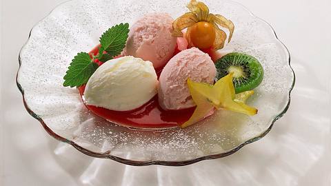 Eis auf Erdbeerpüree Rezept - Foto: House of Food / Bauer Food Experts KG