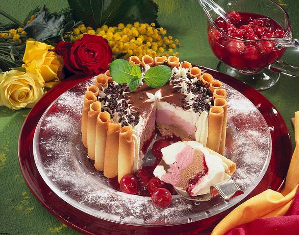 Eis-Charlotte mit Sauerkirschen Rezept Eis-Charlotte mit Sauerkirschen Rezept