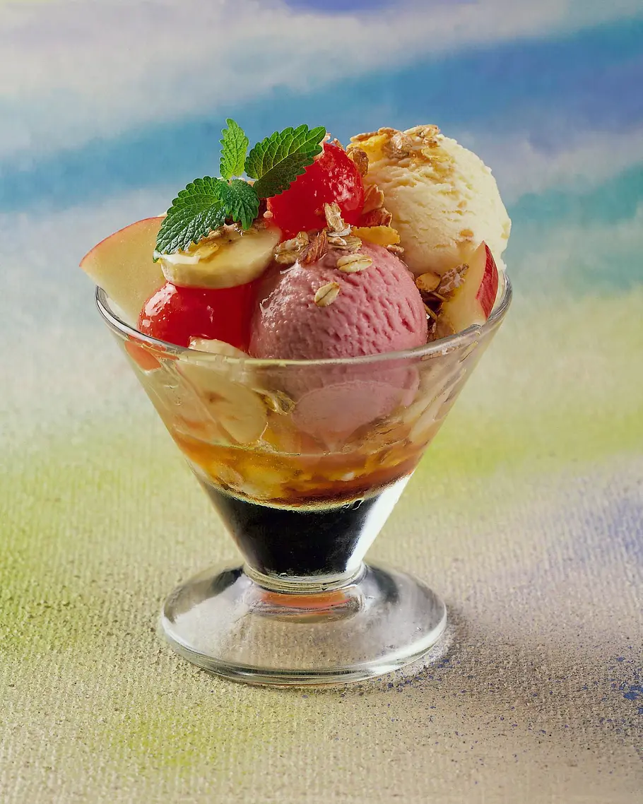 Eisbecher mit gemischten Früchten Rezept Eisbecher mit gemischten Früchten Rezept