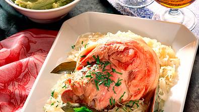 Eisbein auf Sauerkraut Rezept - Foto: LECKER @ Bauer Media Group