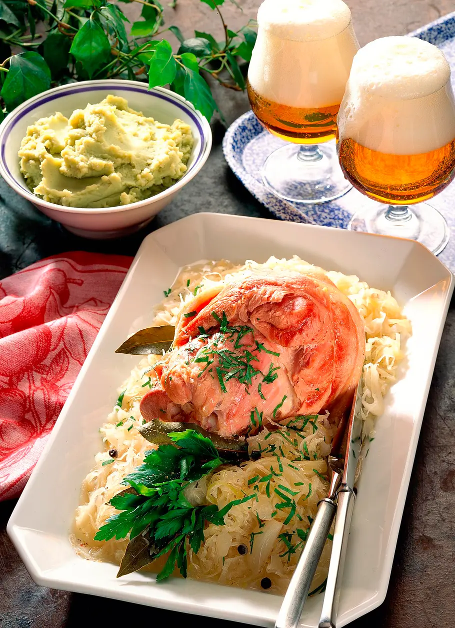 Eisbein auf Sauerkraut Rezept Eisbein auf Sauerkraut Rezept