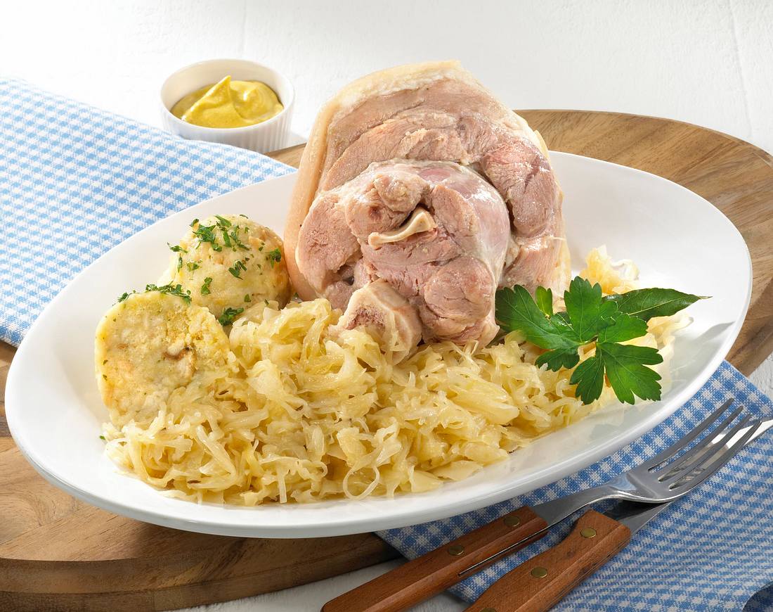 Eisbein mit Krautsalat und Klößen Rezept | LECKER