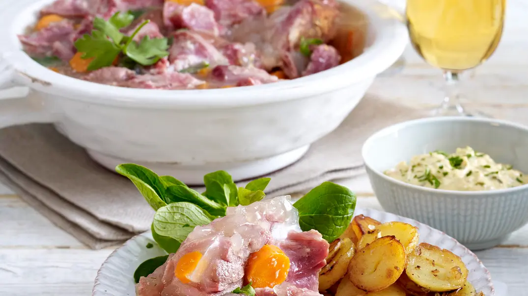 Eisbein-Sauerfleisch zu Bratkartoffeln Rezept - Foto: LECKER @ Bauer Media Group