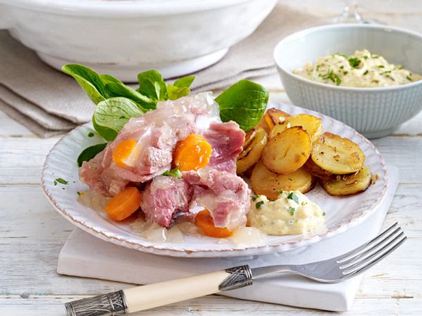 Eisbein-Sauerfleisch zu Bratkartoffeln Rezept Eisbein-Sauerfleisch zu Bratkartoffeln Rezept