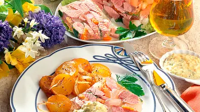 Eisbeinsülze mit Senfgurke und Silberzwiebeln Rezept - Foto: LECKER @ Bauer Media Group