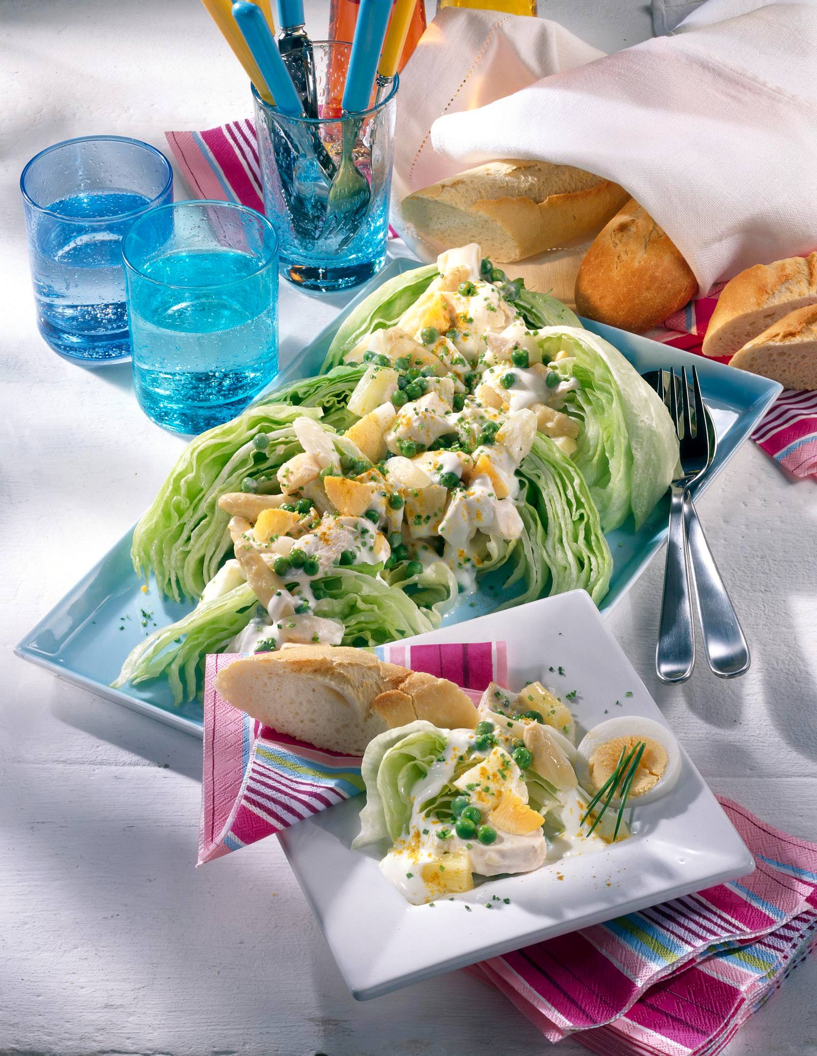 Eisberg-Schiffchen mit Geflügelsalat Rezept | LECKER