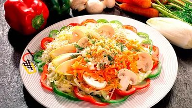 Eisbergsalat mit Paprika und Champignons Rezept - Foto: LECKER @ Bauer Media Group