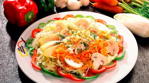 Eisbergsalat mit Paprika und Champignons Rezept - Foto: Horn