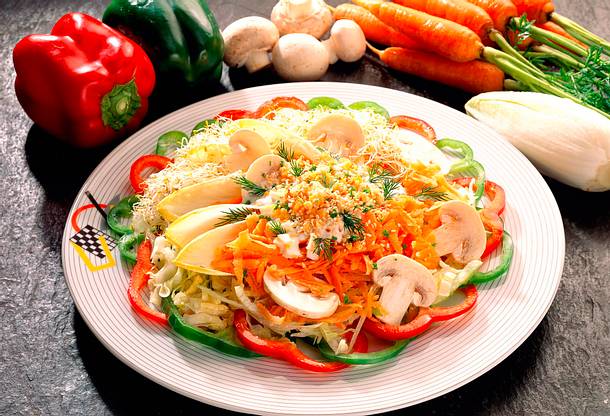 Eisbergsalat mit Paprika und Champignons Rezept Eisbergsalat mit Paprika und Champignons Rezept
