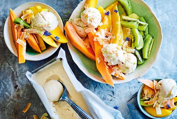 Eiscreme „Bottermelkfresh“ mit Südseefruchtsalat Rezept Eiscreme „Bottermelkfresh“ mit Südseefruchtsalat Rezept