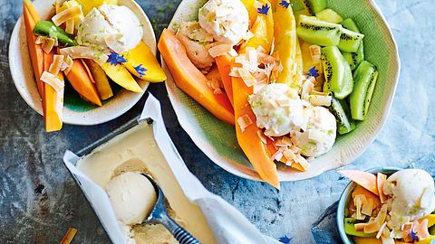 Eiscreme „Bottermelkfresh“ mit Südseefruchtsalat Rezept - Foto: House of Food / Bauer Food Experts KG