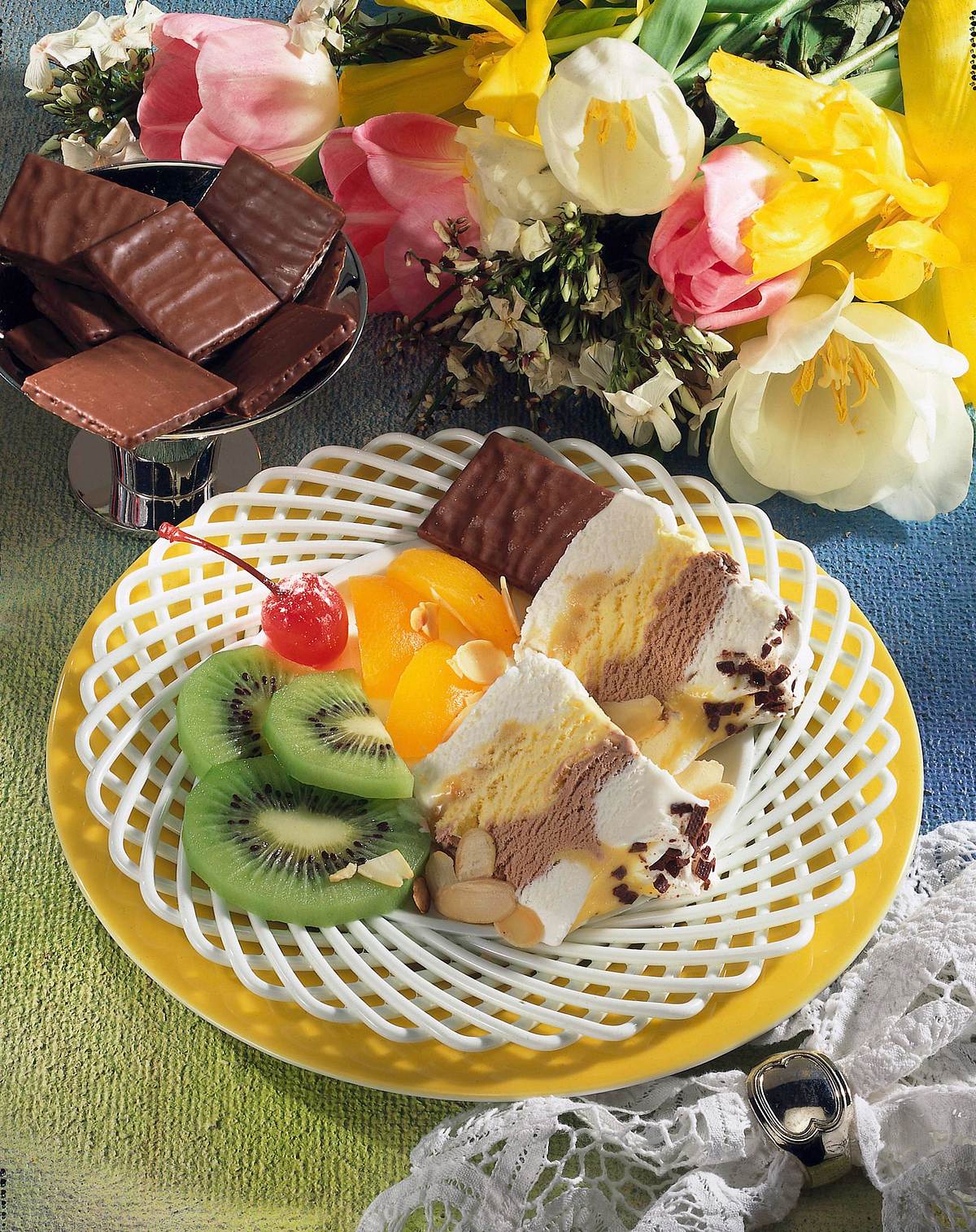 Eisdessert mit Früchten Rezept