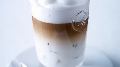 Eisgekühlter Latte macchiato Rezept - Foto: LECKER @ Bauer Media Group