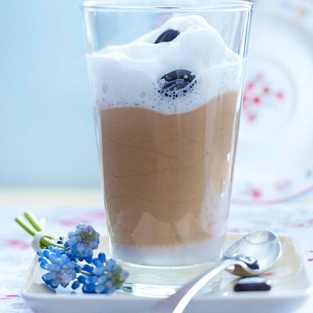 Eiskaffee-Mousse mit zartem Milchschaum Rezept Eiskaffee-Mousse mit zartem Milchschaum Rezept