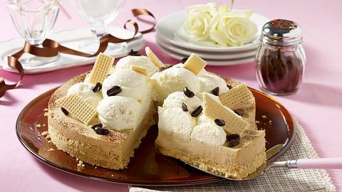 Eiskaffee-Torte mit Löffelbiskuit-Waffel-Boden Rezept - Foto: House of Food / Bauer Food Experts KG