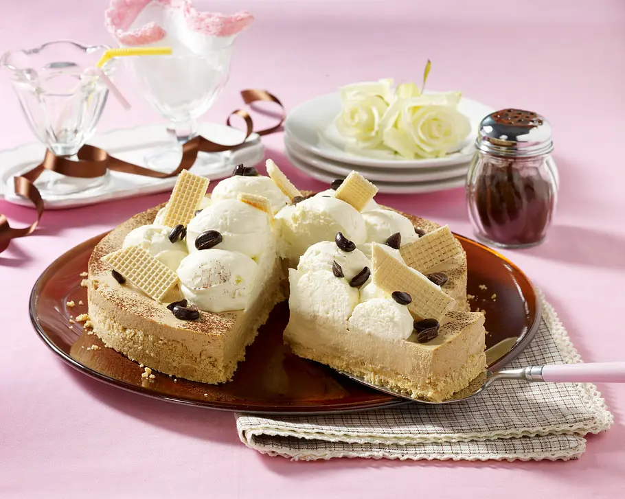 Eiskaffee-Torte mit Löffelbiskuit-Waffel-Boden Rezept Eiskaffee-Torte mit Löffelbiskuit-Waffel-Boden Rezept