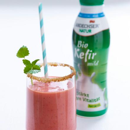 Eiskalter Erdbeer-Kefir-Daiquiri Rezept Eiskalter Erdbeer-Kefir-Daiquiri Rezept