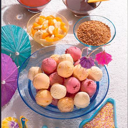 Eiskugeln mit verschiedenen Beilagen Rezept Eiskugeln mit verschiedenen Beilagen Rezept
