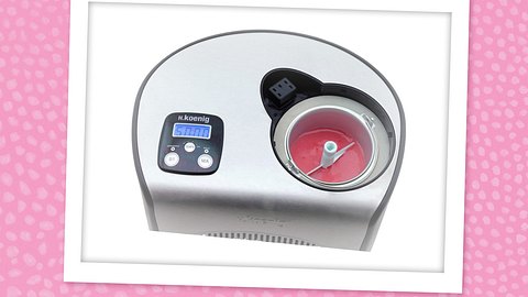 Eine Eismaschine mit Kompressor aus Edelstahl mit himbeerfarbener Eiscreme - Foto: PR/Amazon