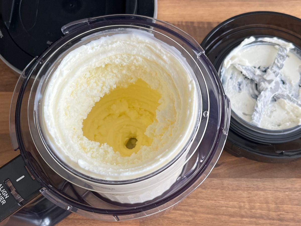 Eismaschine Ninja Creami Deluxe NC501EU Test Klingen arbeiten sich durch den Frozen Joghurt