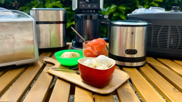 Eismaschinen-Test: Ich zeige dir, mit welcher Maschine dein Lieblingseis am besten gelingt und ob die günstigen Eismaschinen mit den Premium-Geräten mithalten können. - Foto: LECKER.de/ Franziska Hoppe