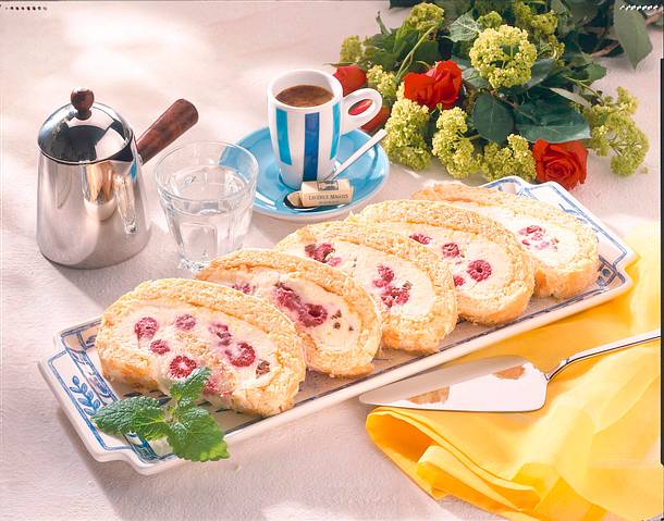 Eisroulade mit Pfirsich-Mascarponesahne und Himbeeren Rezept Eisroulade mit Pfirsich-Mascarponesahne und Himbeeren Rezept