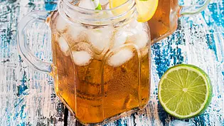 Selbst gemachter Eistee mit Zitrone in einem Glas mit Henkel - Foto: fotolia, nsphotostudio Selbst gemachter Eistee mit Zitrone in einem Glas mit Henkel - Foto: fotolia, nsphotostudio