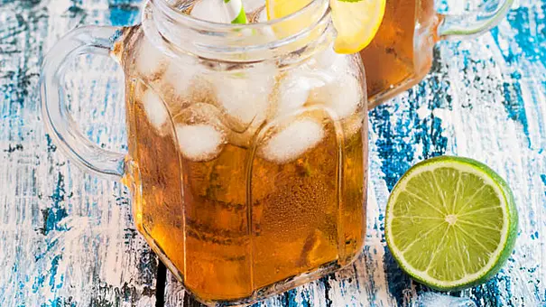 Selbst gemachter Eistee mit Zitrone in einem Glas mit Henkel - Foto: fotolia, nsphotostudio