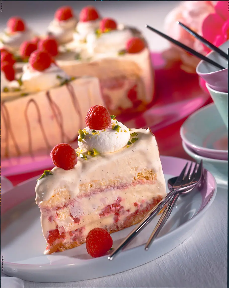 Eistorte mit Vanilleeis und Himbeeren Rezept Eistorte mit Vanilleeis und Himbeeren Rezept