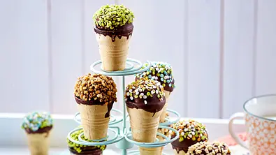 Eiswaffelküchlein mit bunten Streuseln Rezept - Foto: LECKER @ Bauer Media Group