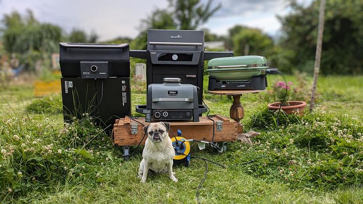 Vier Elektrogrills im Garten mit Mops davor - Foto: LECKER.de/Emily Beckmann