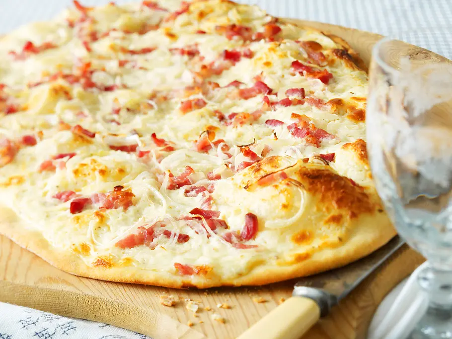 Elsässer Flammkuchen mit Speck und Zwiebeln.
