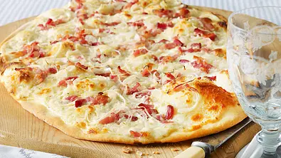 Elsässer Flammkuchen Rezept - Foto: LECKER @ Bauer Media Group Elsässer Flammkuchen Rezept - Foto: LECKER @ Bauer Media Group