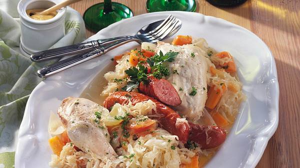 Elsässer Riesling-Huhn auf Sauerkraut Rezept - Foto: Först, Thomas