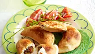 Empanadas (Teigtaschen) mit Salat Rezept - Foto: LECKER @ Bauer Media Group Empanadas (Teigtaschen) mit Salat Rezept - Foto: LECKER @ Bauer Media Group