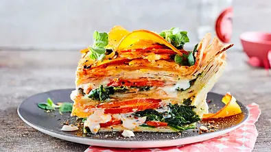 Enchilada trifft Lasagen: Vegetarische Kürbislasagne mit Weizentortillas. - Foto: LECKER @ Bauer Media Group
