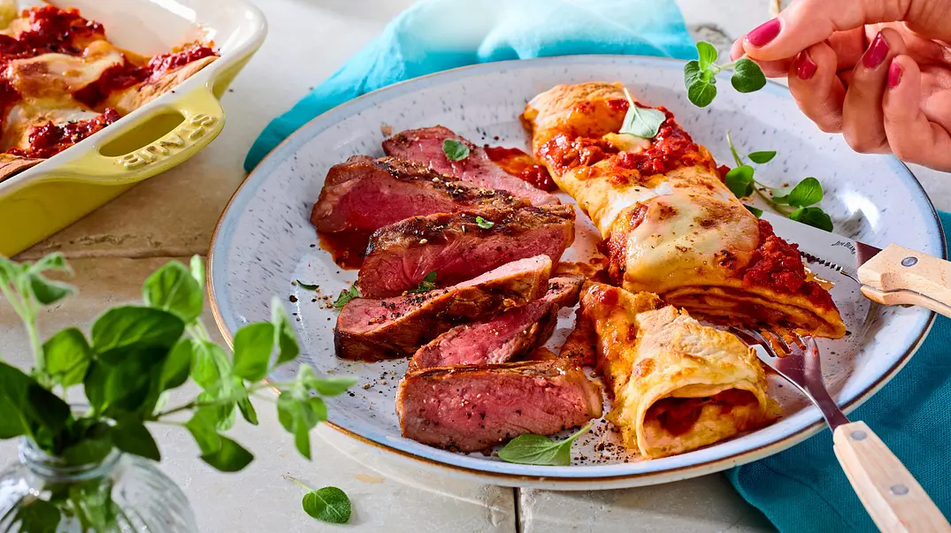 Enchiladas alla caprese zu gegriltem Pfeffersteak Rezept - Foto: LECKER @ Bauer Media Group