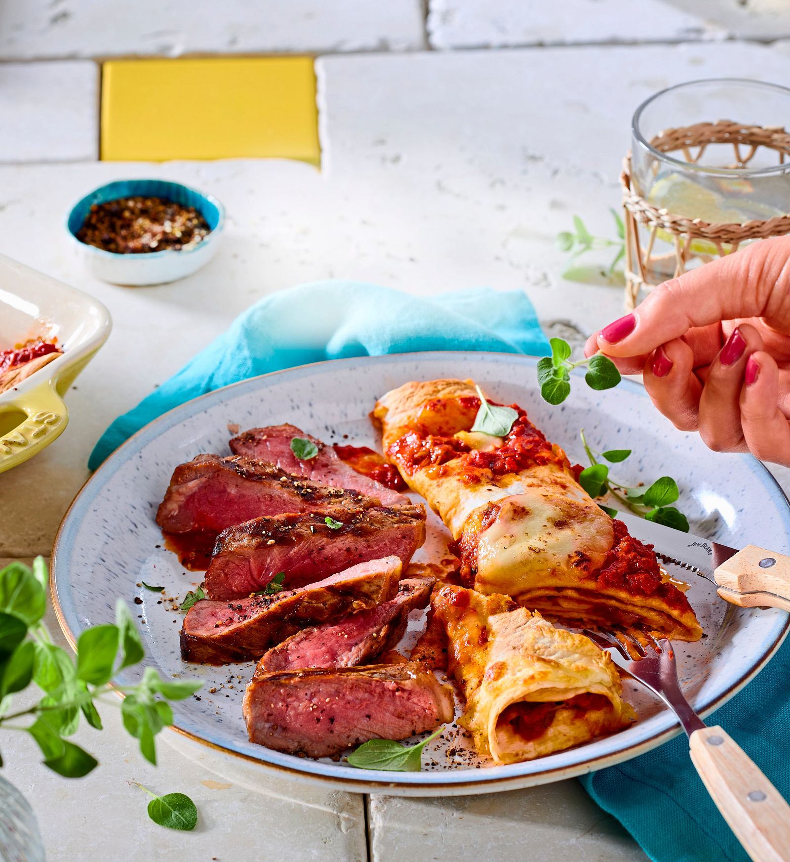 Enchiladas alla caprese zu gegrilltem Pfeffersteak Rezept | LECKER